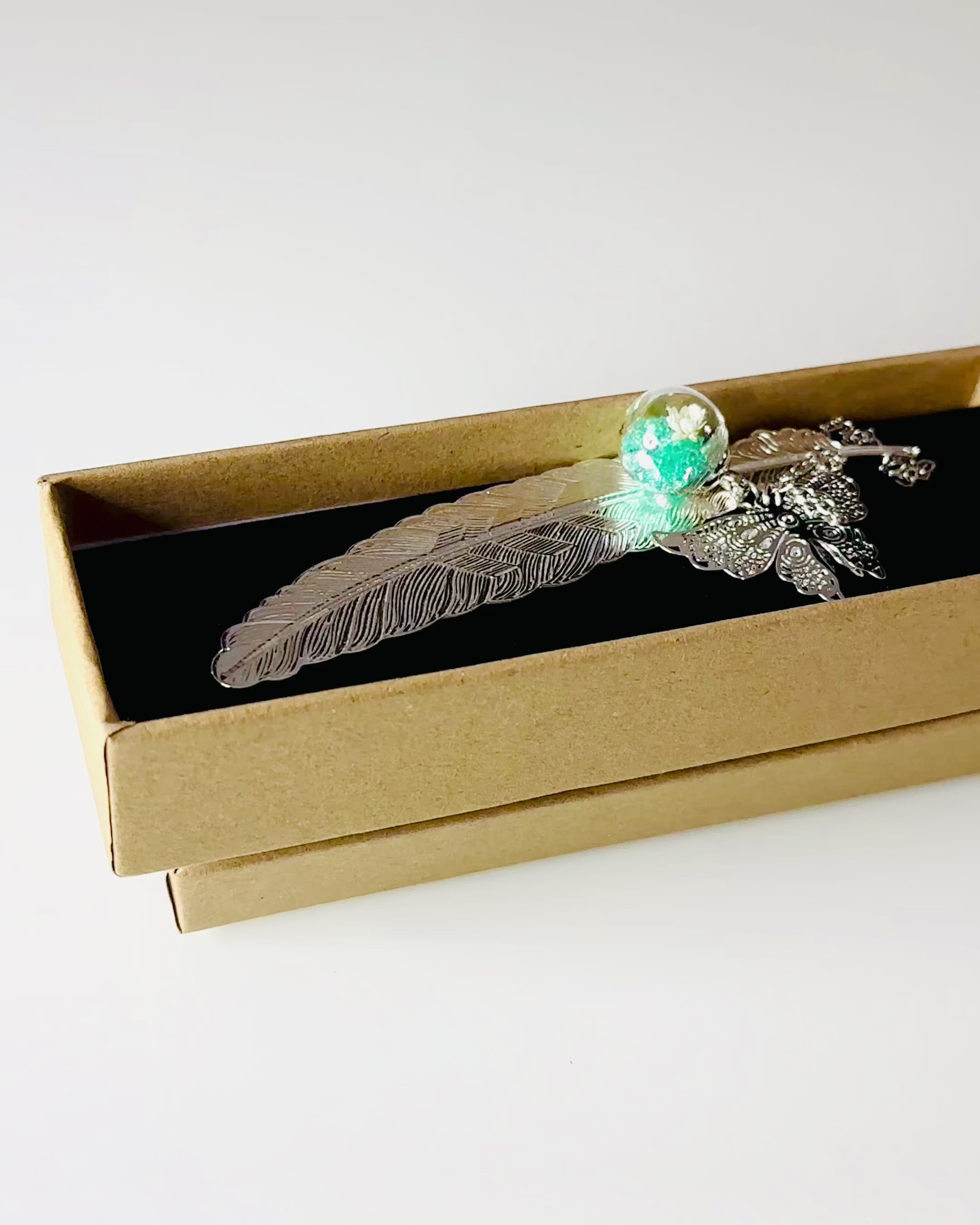 Segnalibro Creativo in Stile Retrò con Motivo di Piuma e Farfalla – Elegante Regalo Promozionale, Colore Argento/Blu