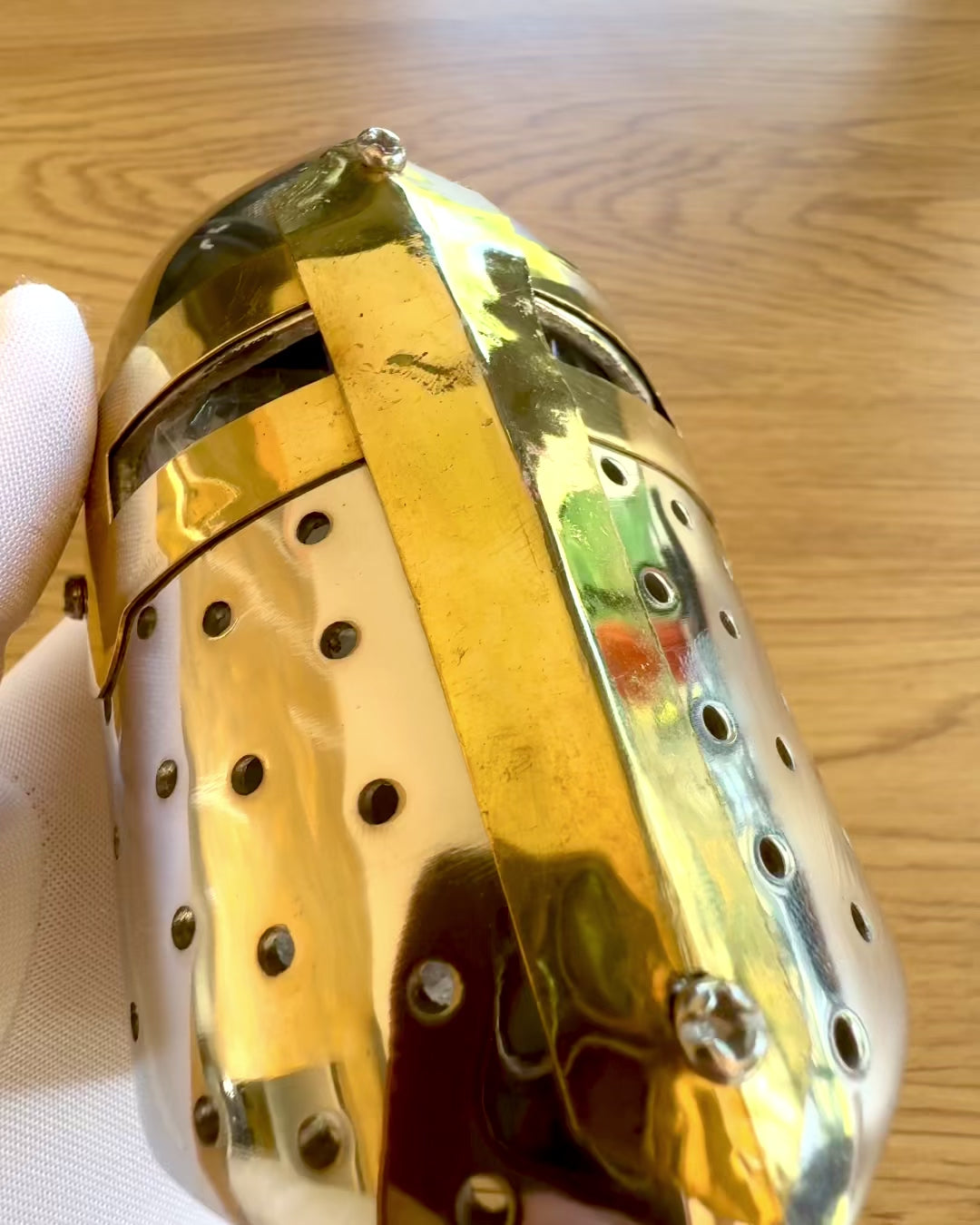 Mini Elmo da Cavaliere "Guardian" in ottone – realizzato a mano, 12 cm, possibilità di personalizzazione con incisione per regalo