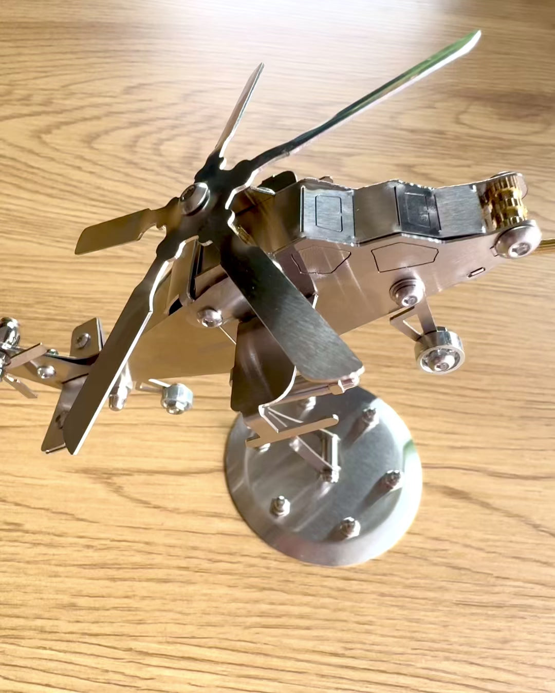 Modello in Metallo di Elicottero "SkyRider" – Supporto da Scrivania Regolabile con Personalizzazione Incisione per Regalo