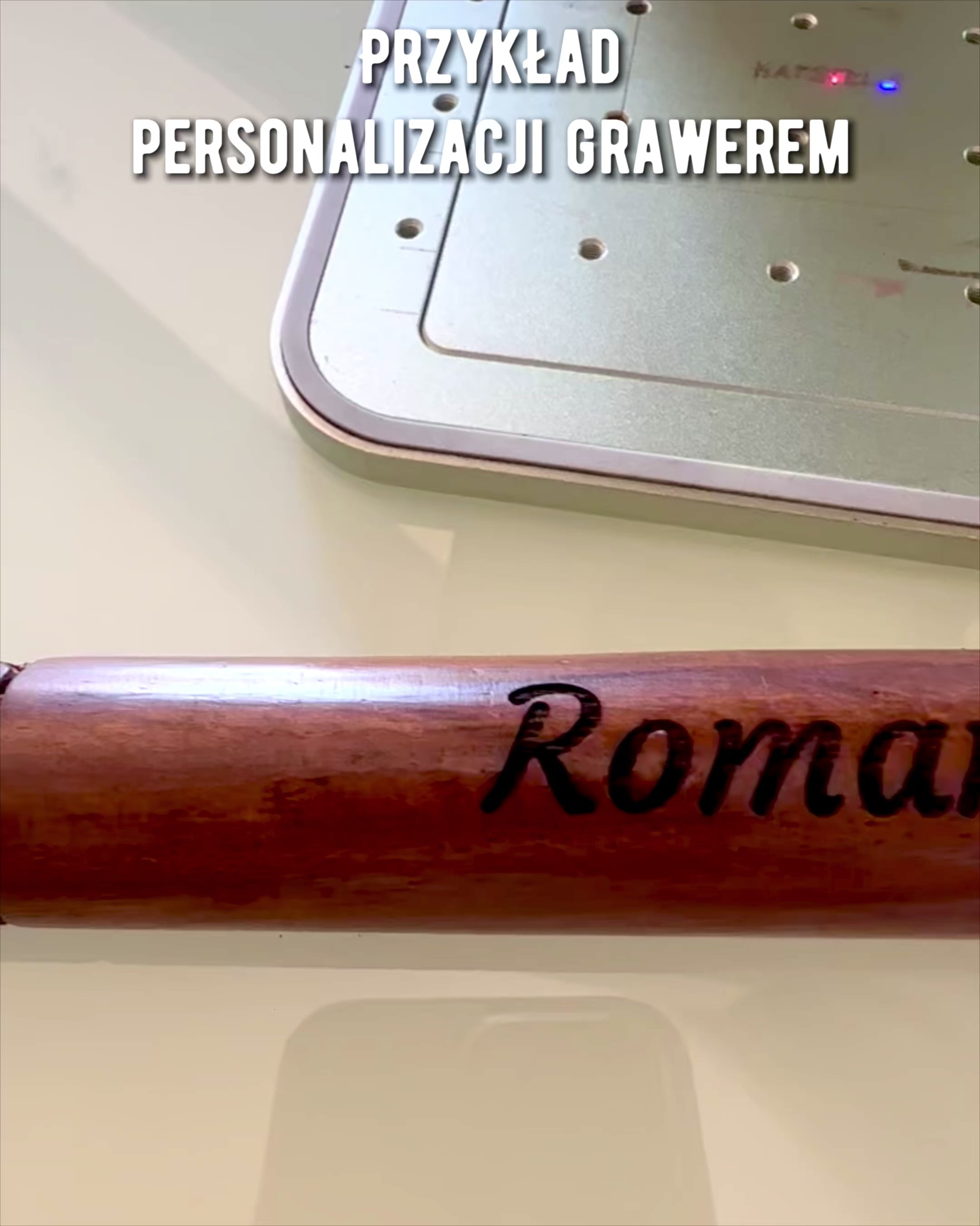 Bastone da passeggio intagliato a mano "Viandante Reale" in colore marrone con motivi