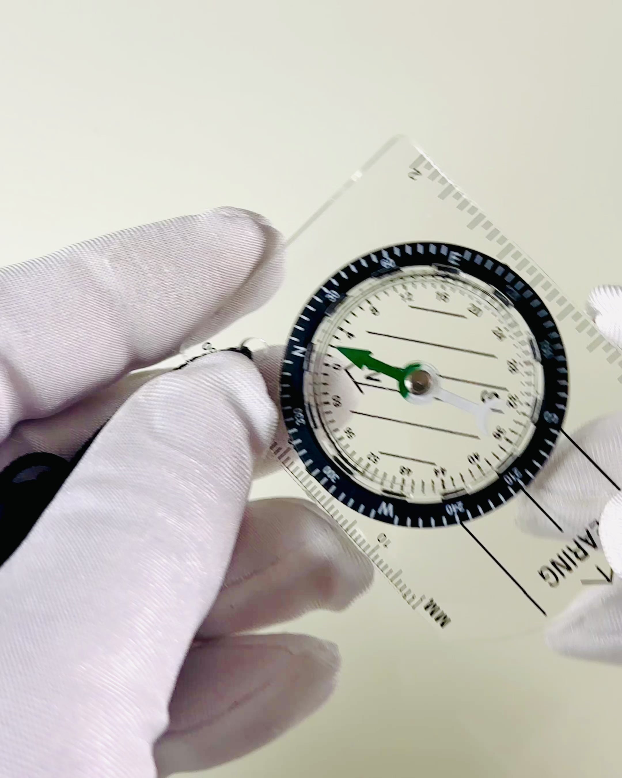 Bussola turistica "Guida dell'Avventuriero" - Trasparente, Mini Acrilico con Corda Sospesa e Scala della Mappa, con incisione