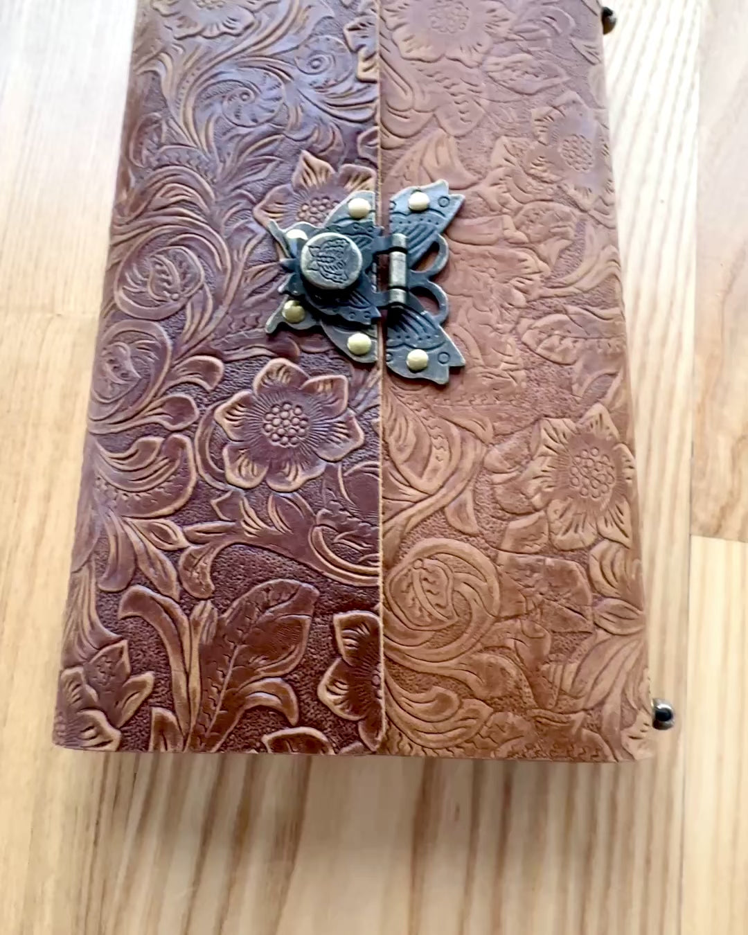 Taccuino Retrò di Lusso con Copertina in Pelle - "Vintage Elegance", 480 pagine, possibilità di personalizzazione con incisione