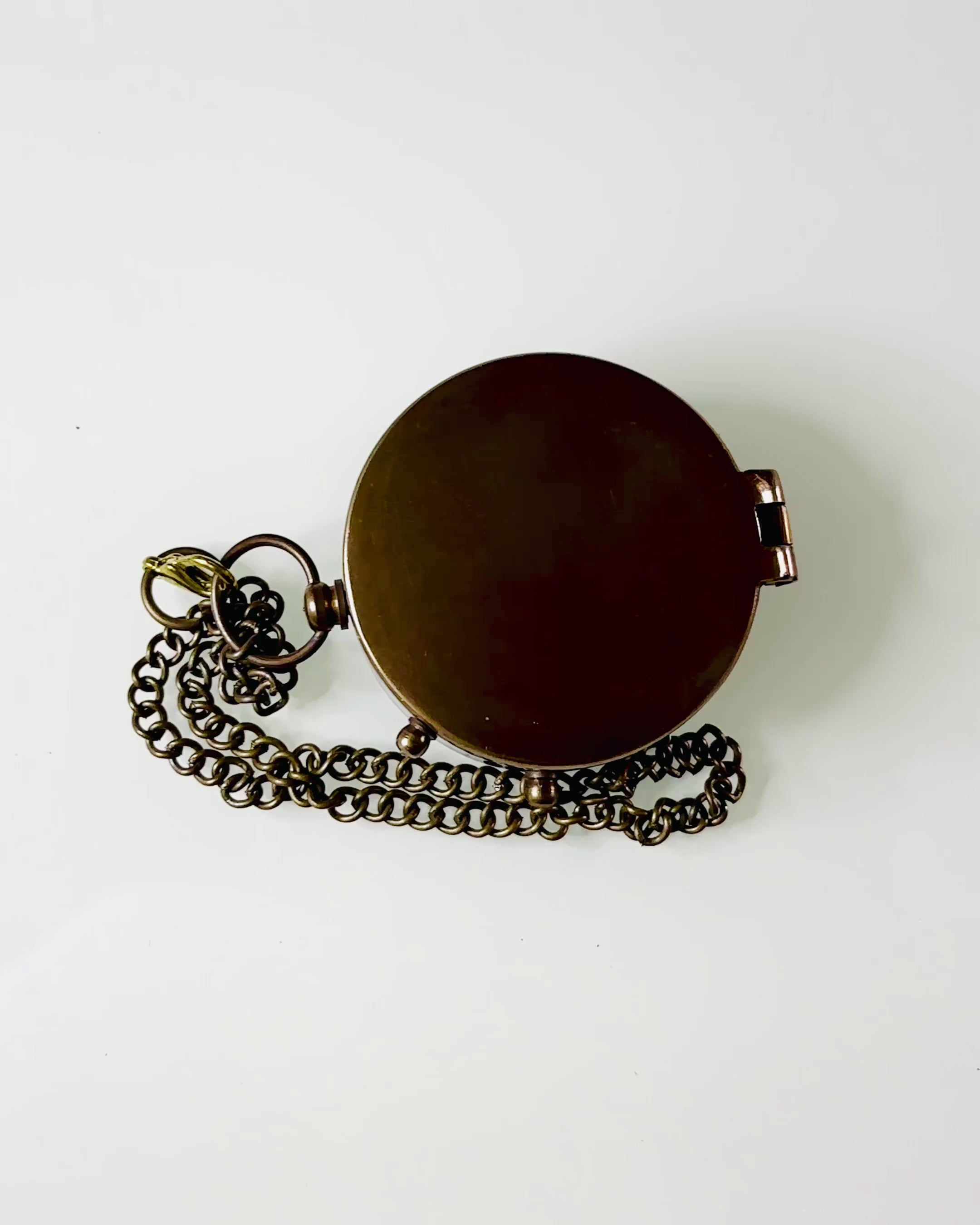 "Kompas Indyjski Odysseus – Retro Eksploratora Perełka - możliwość grawerowania" in Italian is:
"Bussola Indiana Odysseus – Perla Retrò dell'Esploratore - possibilità di incisione"