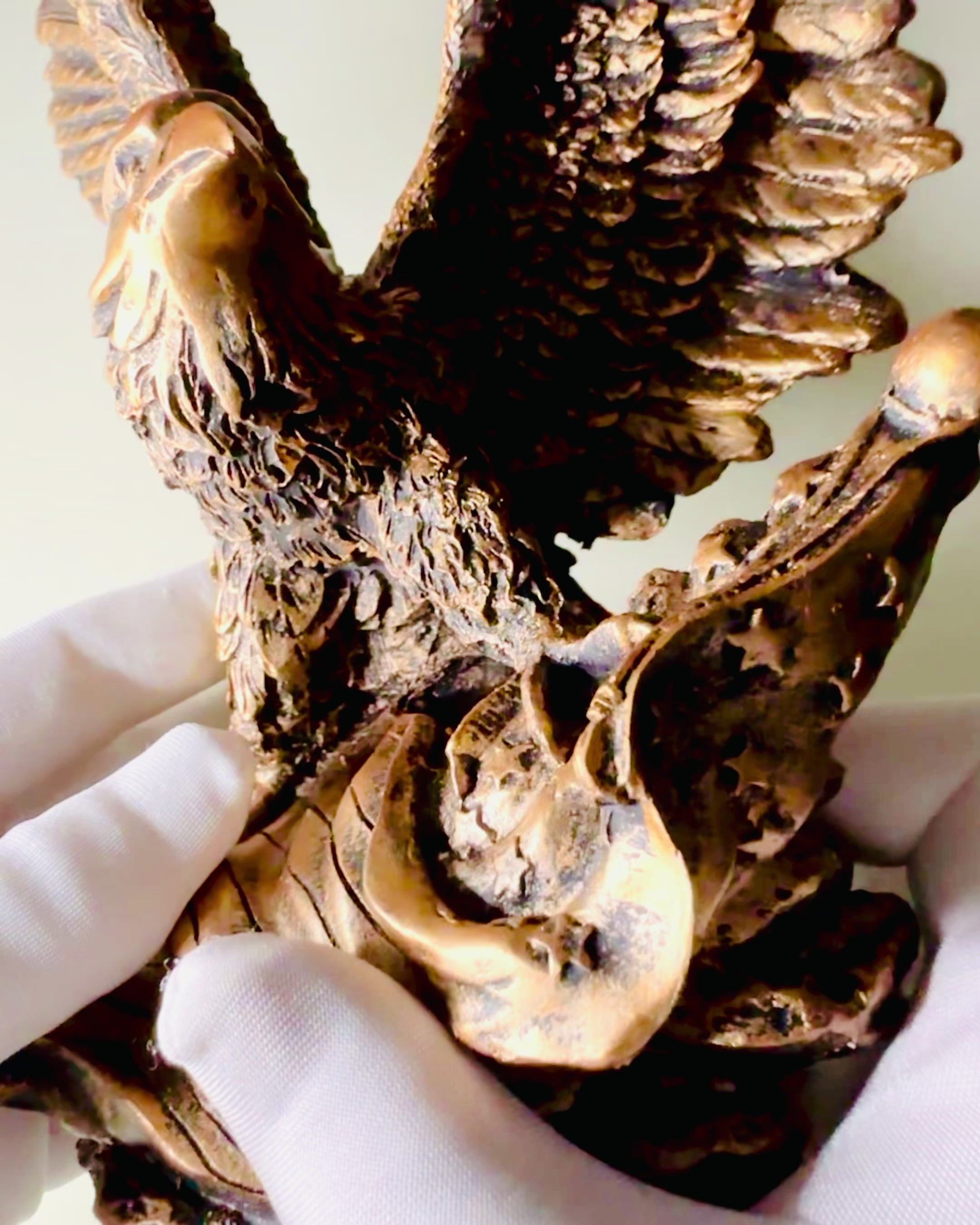 "Władca Wiatrów" - Scultura Retrò di Aquila in Stile Vintage con Opzione di Incisione