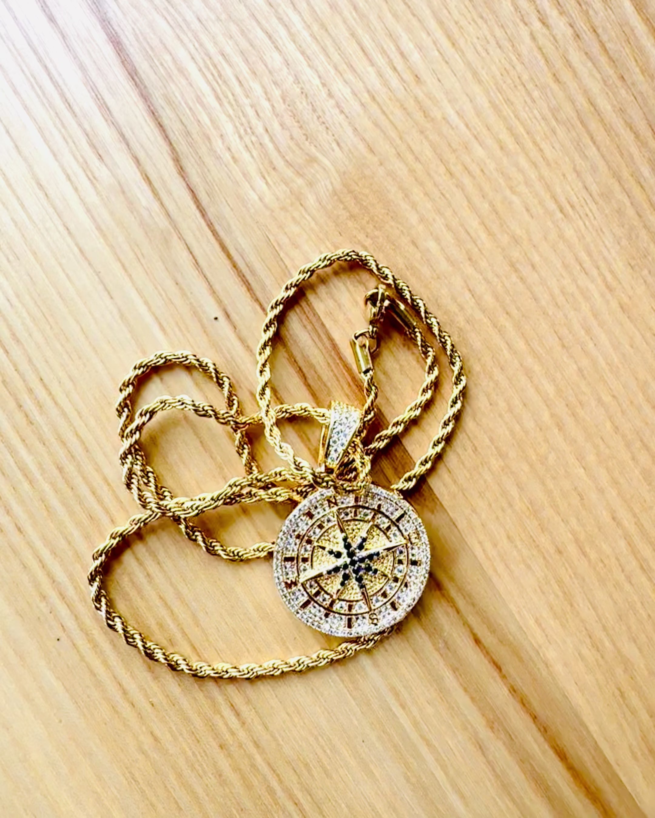 Collana con Pendente Bussola in Stile Glamour con Zirconi per Donne e Uomini - colore oro, incisione