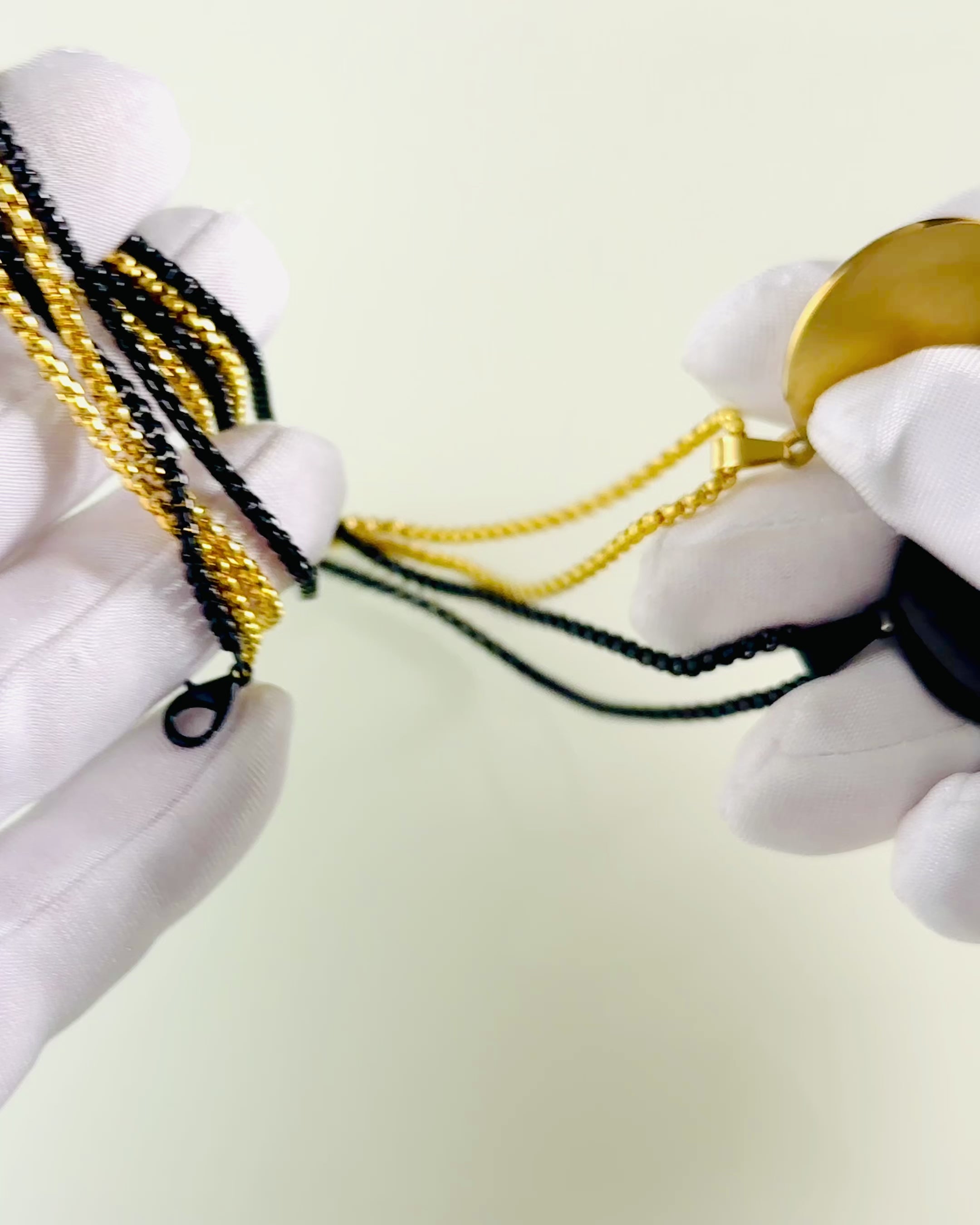 Pendente "Urban Elegance" – Medaglia Rotonda in Acciaio Inossidabile Bicolore con Possibilità di Personalizzazione