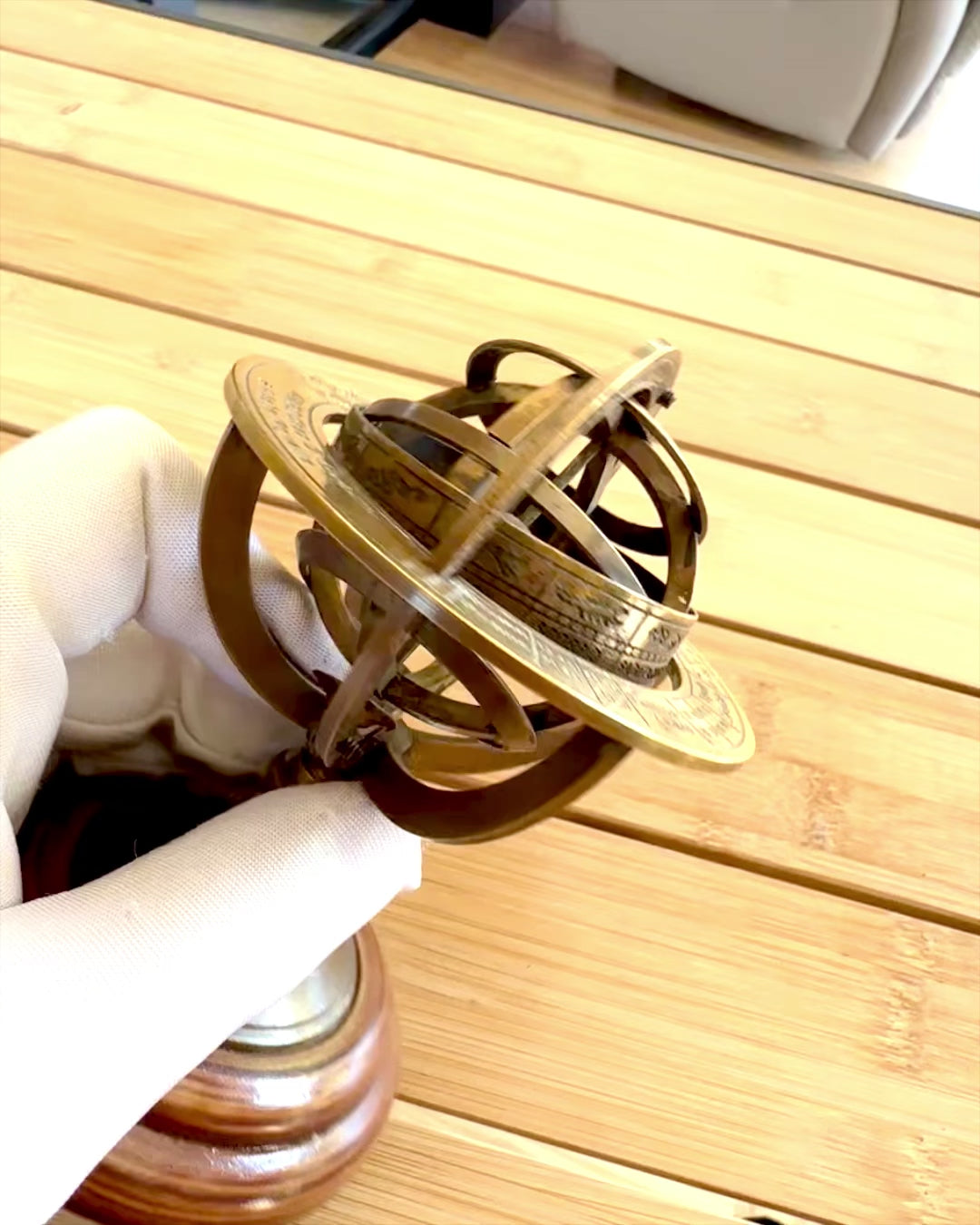 Armilla in ottone "AstroGlobe" alta 13 cm, realizzata a mano con opzione di incisione, decorazione per ufficio