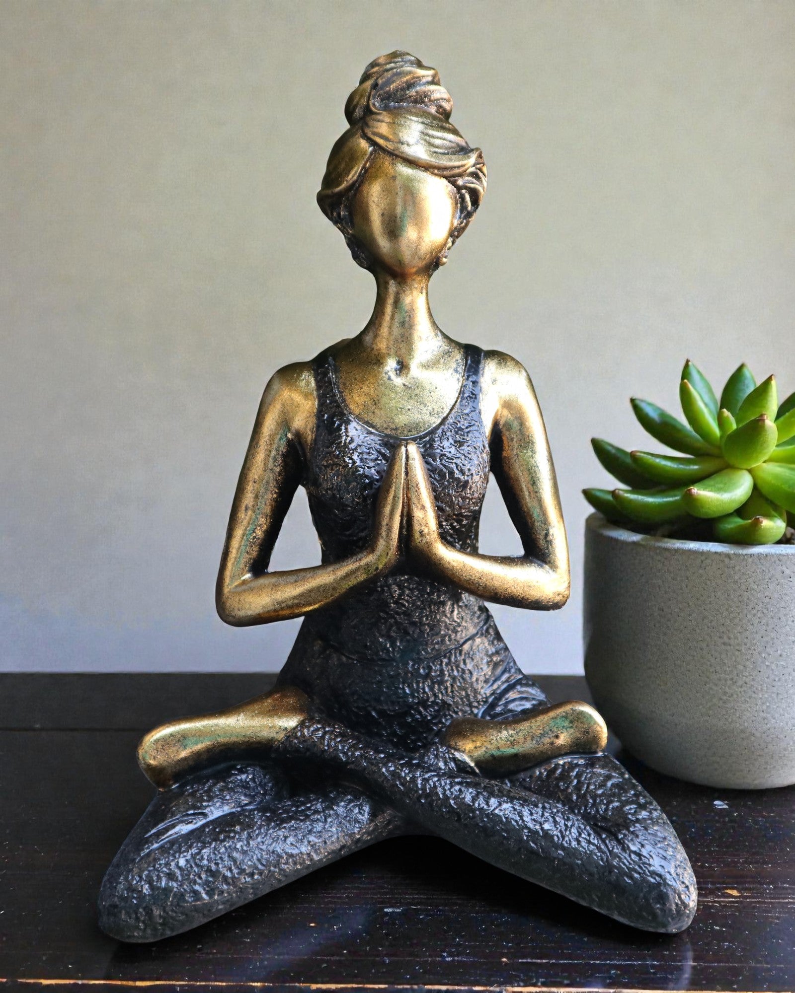 Statuetta di Donna 24 cm – Yoga Forza Oro-Nera