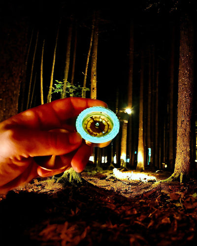 Bussola in Ottone Impermeabile con Effetto Luminoso - Essenziale per Escursioni e Campeggio, personalizzazione con incisione