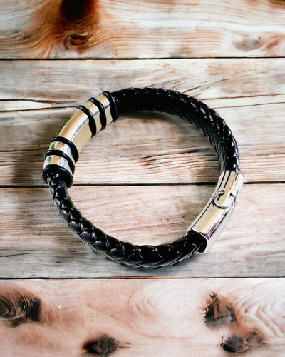 Bracciale alla Moda Hip Hop per Uomo con Incisione Personalizzata e Chiusura Magnetica – Scegli lo Stile con Accenti Argento o Oro, 22cm Pelle PU