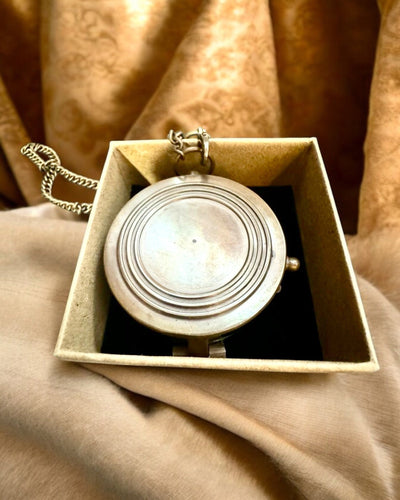 "Kompas Indyjski Odysseus – Retro Eksploratora Perełka - możliwość grawerowania" in Italian is:

"Bussola Indiana Odysseus – Perla Retrò dell'Esploratore - possibilità di incisione"