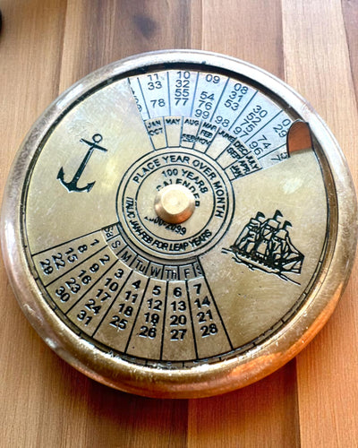 Mini Calendario del Capitano "Navigator" – decorazione in ottone con l'anima della navigazione, opzione di incisione per regalo, 5 cm di diametro