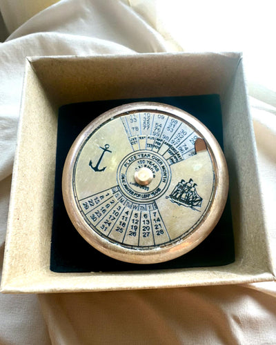 Mini Calendario del Capitano "Navigator" – decorazione in ottone con l'anima della navigazione, opzione di incisione per regalo, 5 cm di diametro