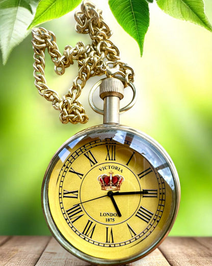 Orologio da Tasca "Victoria Crown" – In Ottone, Fatto a Mano in India, 5 cm di larghezza, meccanismo giapponese, possibilità di personalizzazione con incisione per regalo