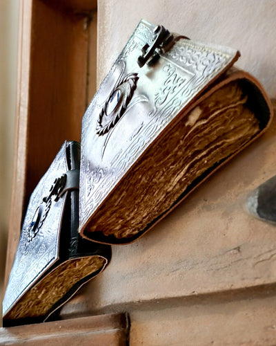 Diario Premium, Motivo Antico, Taccuino in Pelle "Cronaca Magica" 200 pagine, 2 varianti a scelta, personalizzazione con incisione