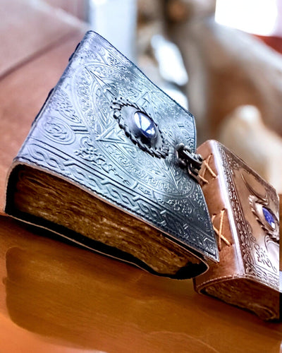 Diario Premium, Motivo Antico, Taccuino in Pelle "Cronaca Magica" 200 pagine, 2 varianti a scelta, personalizzazione con incisione