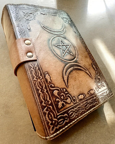 Diario Premium, Motivo Antico, Taccuino in Pelle "Cronaca Magica" 200 pagine, 2 varianti a scelta, personalizzazione con incisione