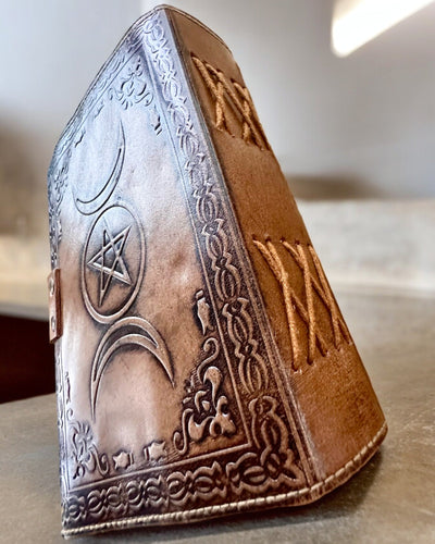 Diario Premium, Motivo Antico, Taccuino in Pelle "Cronaca Magica" 200 pagine, 2 varianti a scelta, personalizzazione con incisione