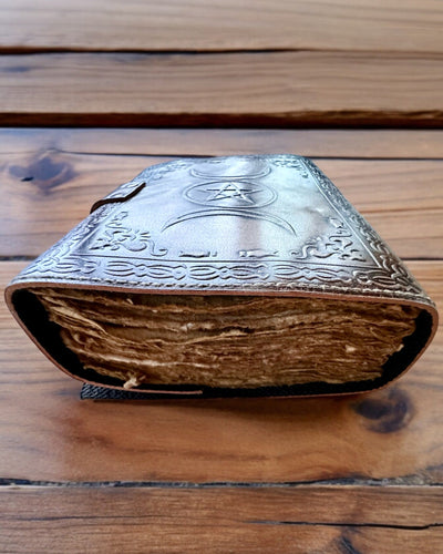 Diario Premium, Motivo Antico, Taccuino in Pelle "Cronaca Magica" 200 pagine, 2 varianti a scelta, personalizzazione con incisione