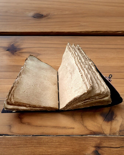 Diario Premium, Motivo Antico, Taccuino in Pelle "Cronaca Magica" 200 pagine, 2 varianti a scelta, personalizzazione con incisione