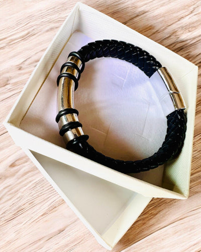 Bracciale alla Moda Hip Hop per Uomo con Incisione Personalizzata e Chiusura Magnetica – Scegli lo Stile con Accenti Argento o Oro, 22cm Pelle PU