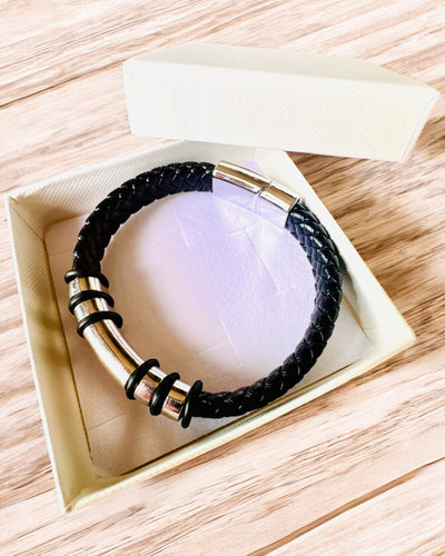 Bracciale alla Moda Hip Hop per Uomo con Incisione Personalizzata e Chiusura Magnetica – Scegli lo Stile con Accenti Argento o Oro, 22cm Pelle PU