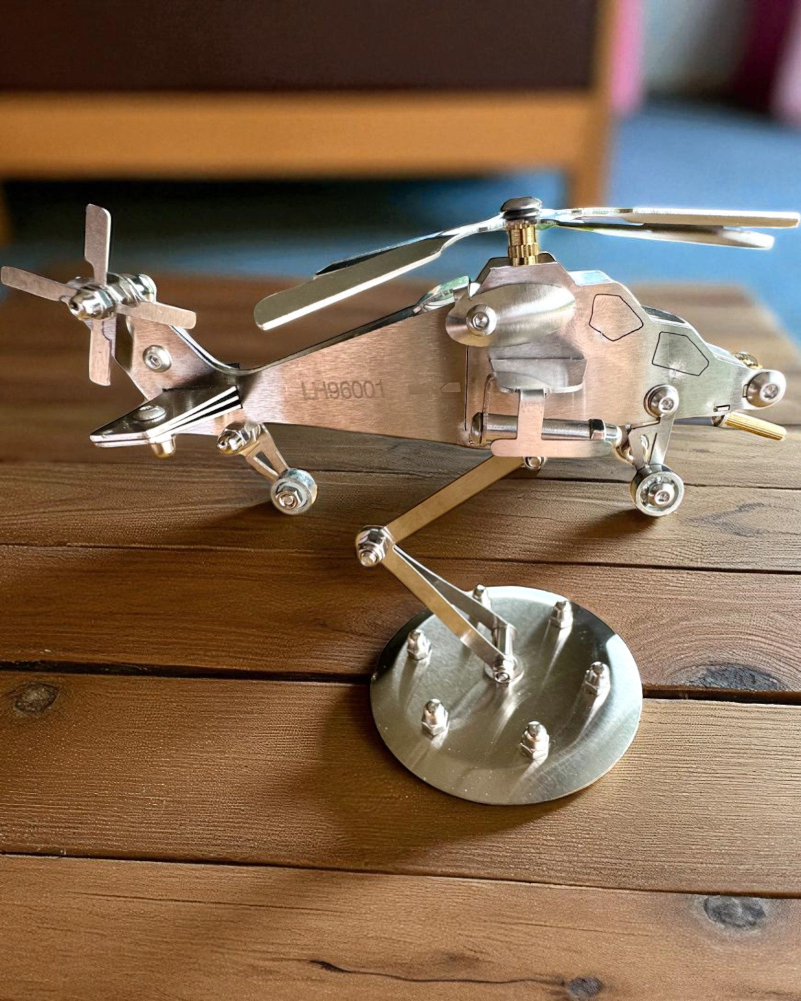 Modello in Metallo di Elicottero "SkyRider" – Supporto da Scrivania Regolabile con Personalizzazione Incisione per Regalo