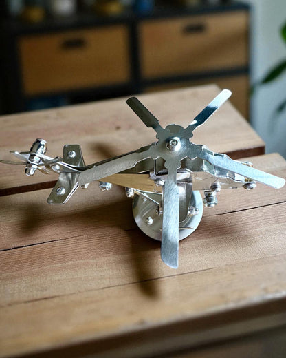 Modello in Metallo di Elicottero "SkyRider" – Supporto da Scrivania Regolabile con Personalizzazione Incisione per Regalo