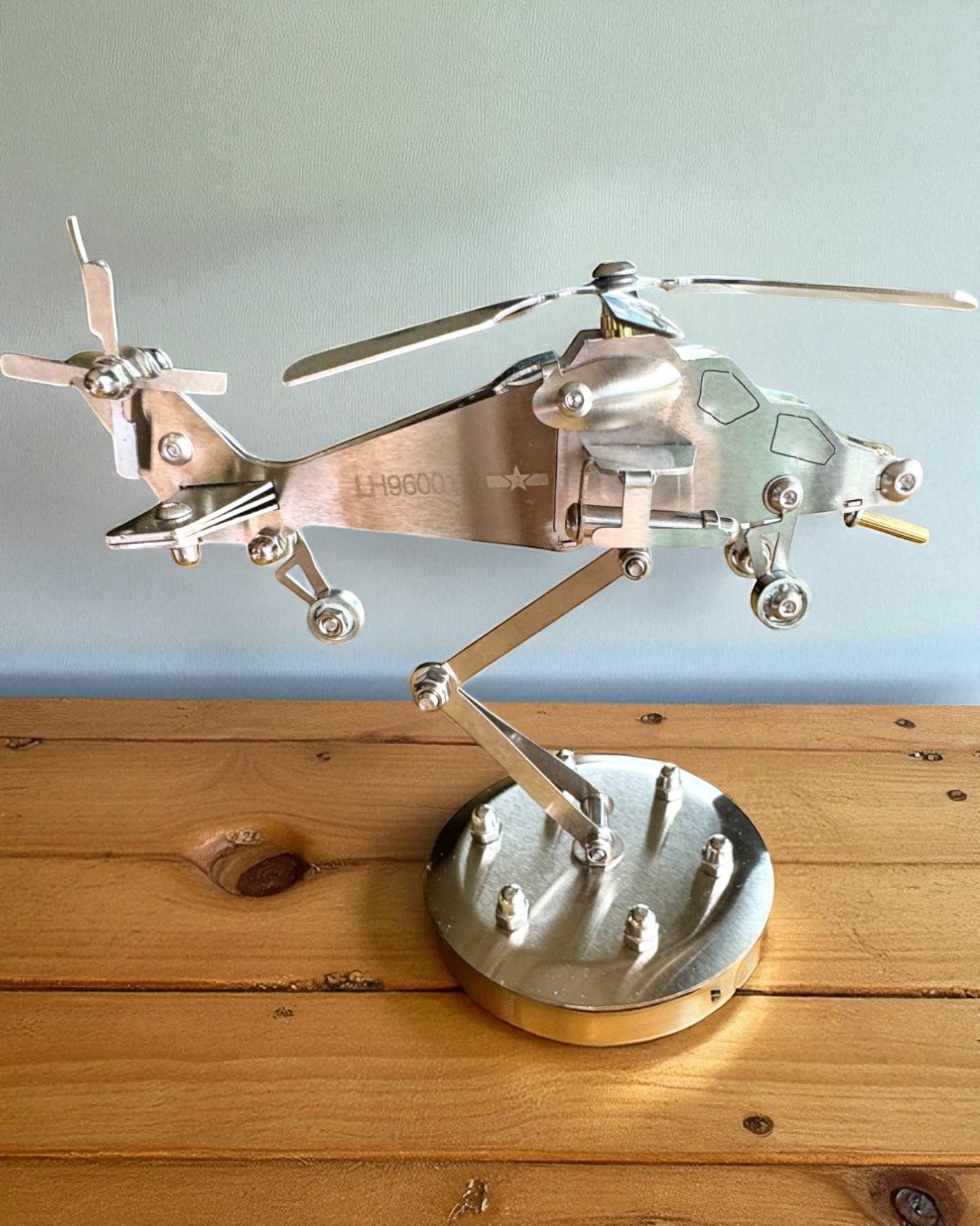 Modello in Metallo di Elicottero "SkyRider" – Supporto da Scrivania Regolabile con Personalizzazione Incisione per Regalo