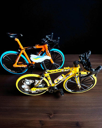 Modello in miniatura in metallo Bicicletta da collezione "Speed Rider 1.2" – personalizzazione con incisione per regalo, 2 varianti di colore