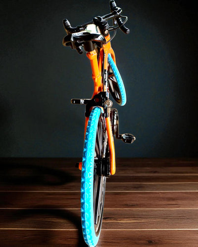 Modello in miniatura in metallo Bicicletta da collezione "Speed Rider 1.2" – personalizzazione con incisione per regalo, 2 varianti di colore