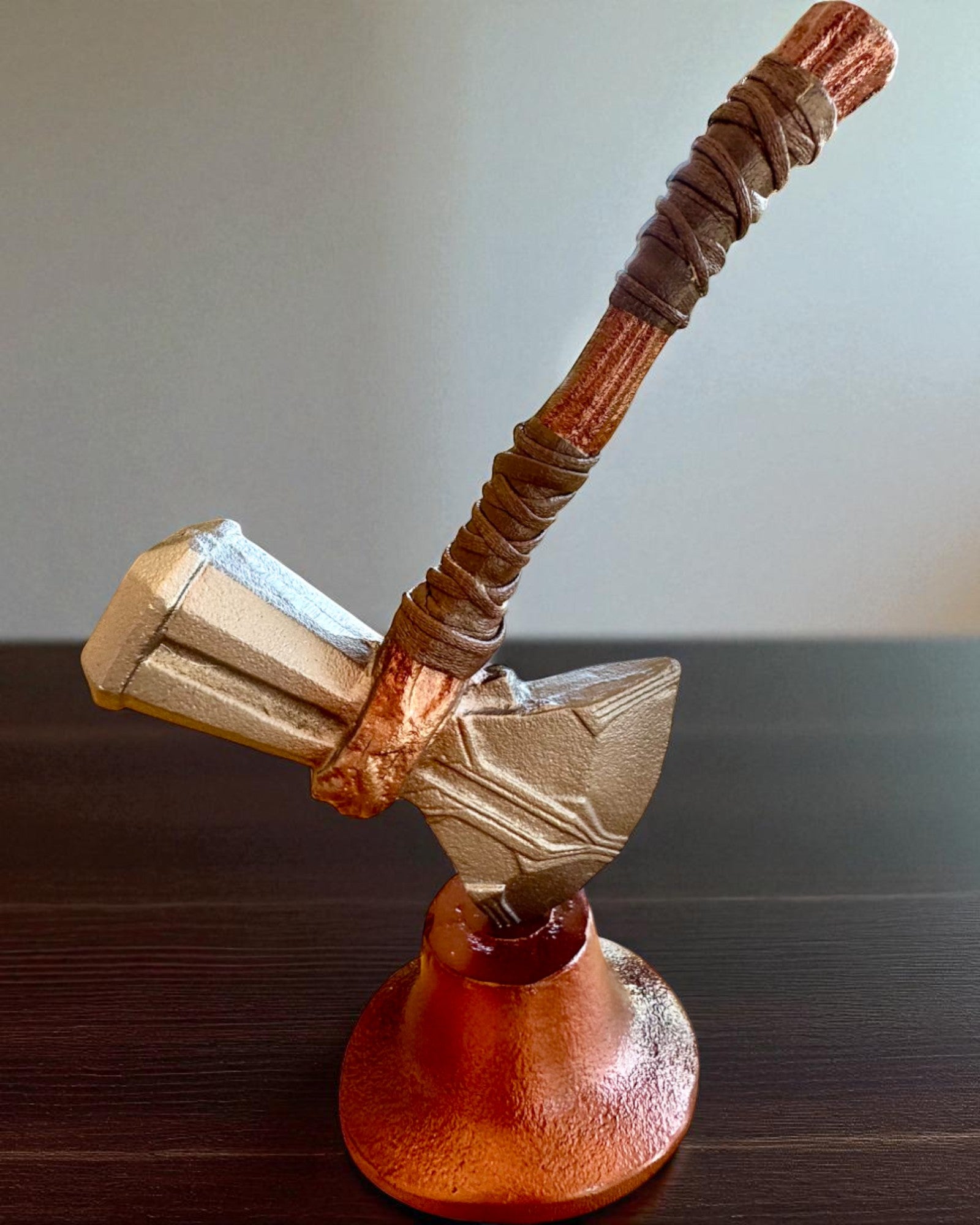 Storm Relic – martello decorativo con base, 26 cm, realizzato a mano, possibilità di personalizzazione con incisione per regalo