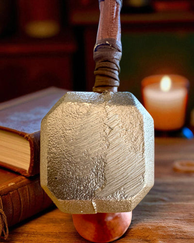 Storm Relic – martello decorativo con base, 26 cm, realizzato a mano, possibilità di personalizzazione con incisione per regalo