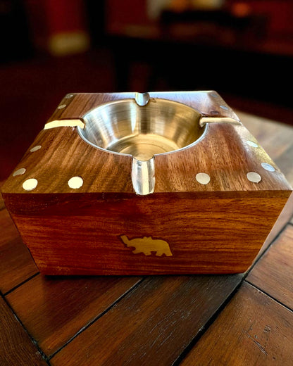 Rhino – Posacenere artigianale in legno di shisham e ottone, 11 cm di larghezza, con possibilità di personalizzazione tramite incisione