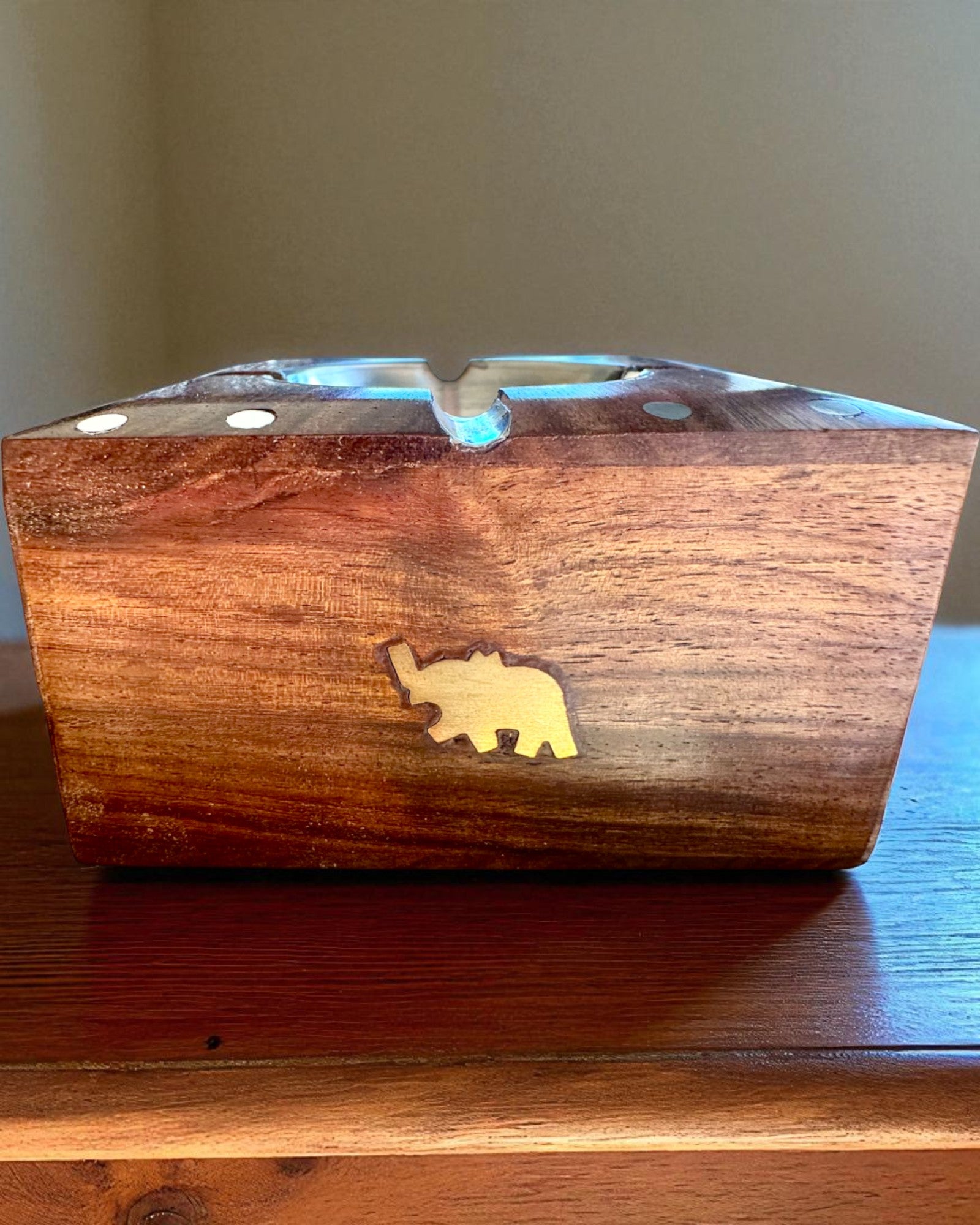 Rhino – Posacenere artigianale in legno di shisham e ottone, 11 cm di larghezza, con possibilità di personalizzazione tramite incisione