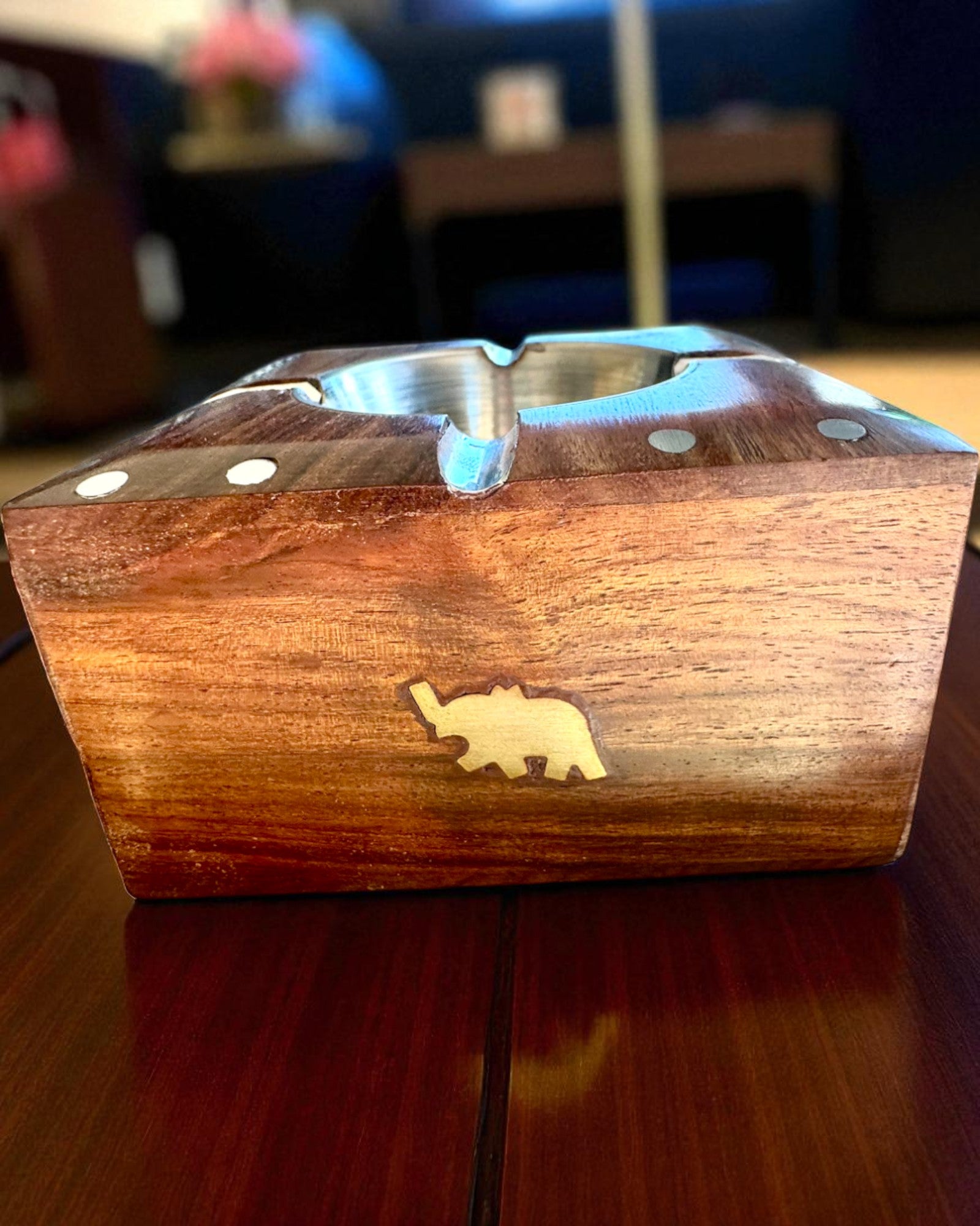 Rhino – Posacenere artigianale in legno di shisham e ottone, 11 cm di larghezza, con possibilità di personalizzazione tramite incisione