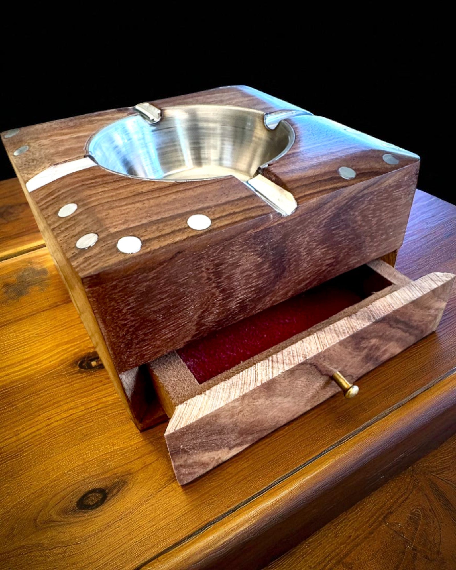 Rhino – Posacenere artigianale in legno di shisham e ottone, 11 cm di larghezza, con possibilità di personalizzazione tramite incisione