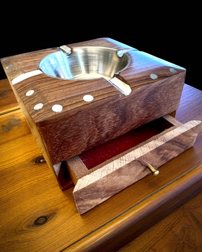 Rhino – Posacenere artigianale in legno di shisham e ottone, 11 cm di larghezza, con possibilità di personalizzazione tramite incisione