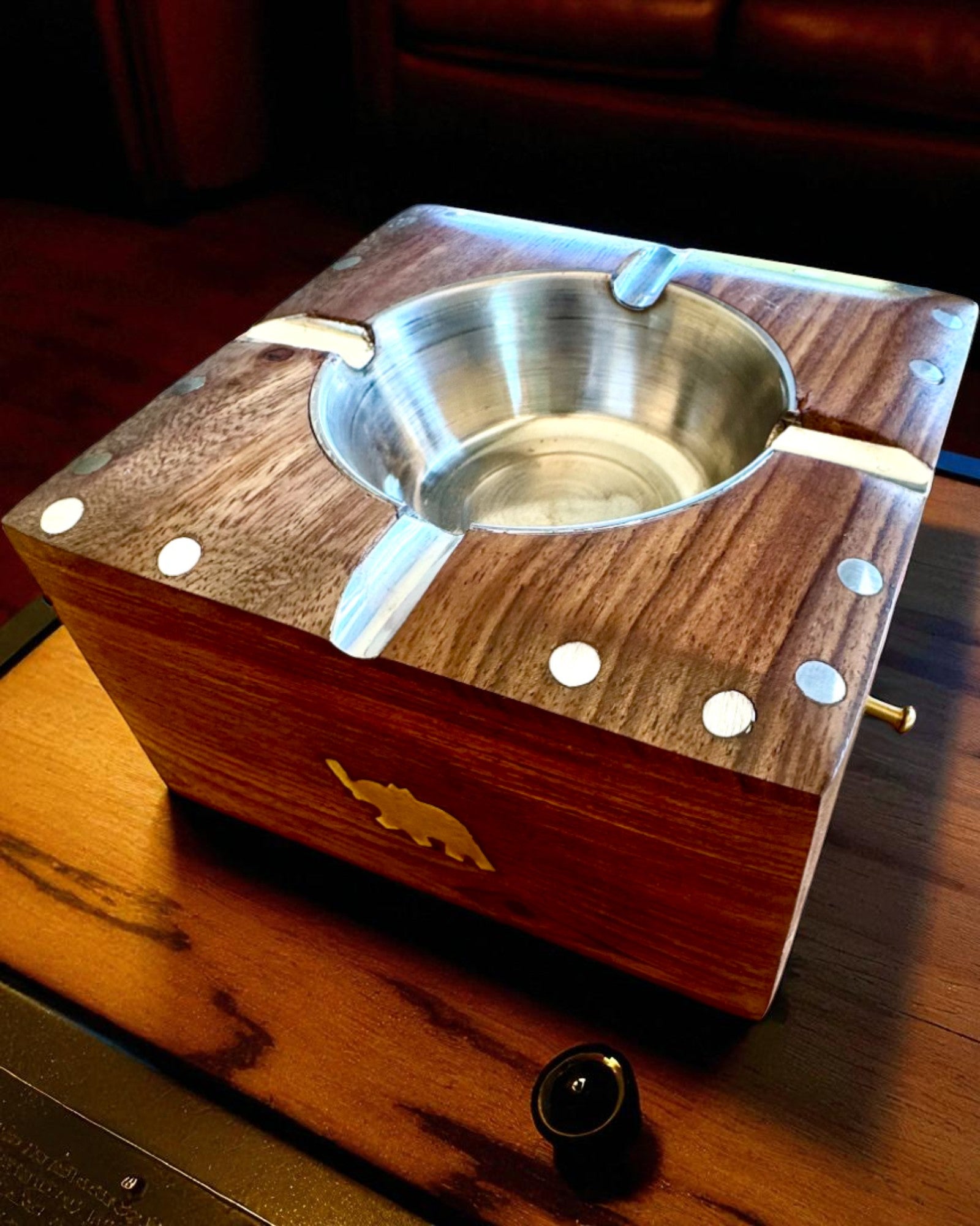 Rhino – Posacenere artigianale in legno di shisham e ottone, 11 cm di larghezza, con possibilità di personalizzazione tramite incisione