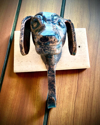 Gancio in ottone Cane Amico, realizzato a mano, possibilità di personalizzazione con incisione su legno
