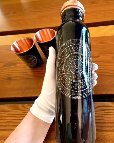 Set Rame Mandala – Bottiglia 1L + 2 Tazze in Custodia, possibilità di personalizzazione con incisione per regalo