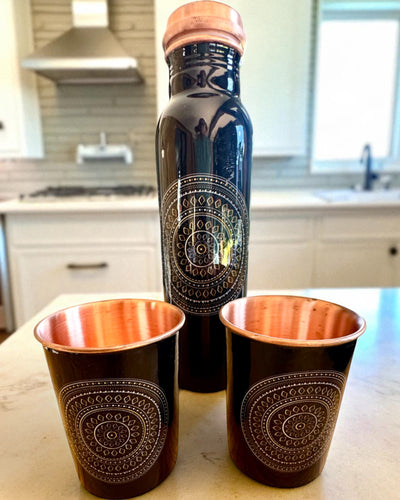 Set Rame Mandala – Bottiglia 1L + 2 Tazze in Custodia, possibilità di personalizzazione con incisione per regalo