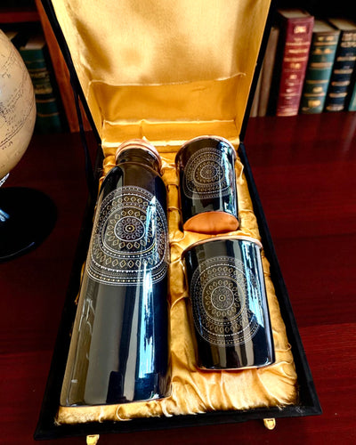 Set Rame Mandala – Bottiglia 1L + 2 Tazze in Custodia, possibilità di personalizzazione con incisione per regalo