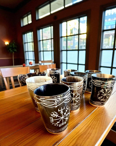 Valknut Piccolo bicchiere artigianale in corno di bufalo con simboli nordici, possibilità di personalizzazione per regalo con incisione