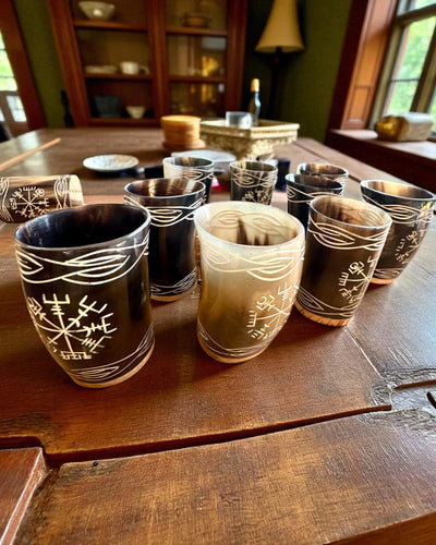 Valknut Piccolo bicchiere artigianale in corno di bufalo con simboli nordici, possibilità di personalizzazione per regalo con incisione