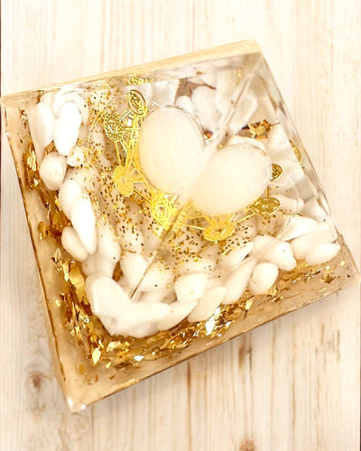Piramide Energetica orgonica di Energia con Pietre Bianche - "Golden Harmony", ideale come regalo