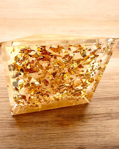 Piramide Energetica orgonica di Energia con Pietre Bianche - "Golden Harmony", ideale come regalo