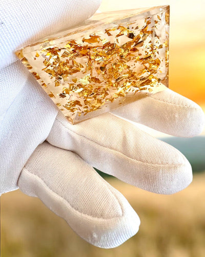 Piramide Energetica orgonica di Energia con Pietre Bianche - "Golden Harmony", ideale come regalo