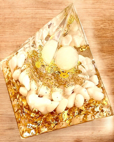 Piramide Energetica orgonica di Energia con Pietre Bianche - "Golden Harmony", ideale come regalo