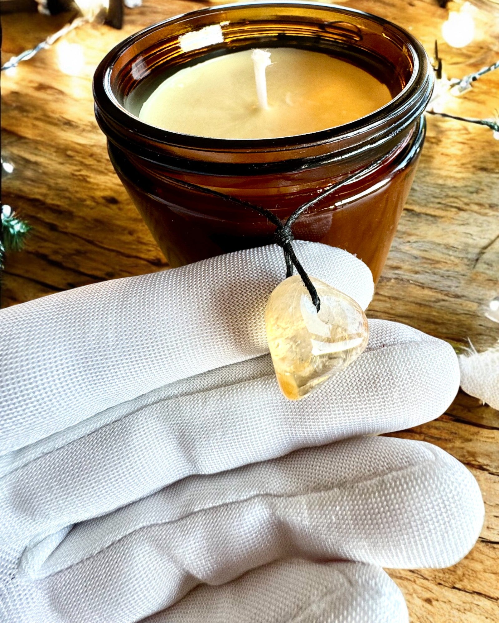 Candela di soia intenzionale 250 ml con pietra naturale – scegli la tua energia: Citrino o Granato, personalizzazione con incisione per regalo